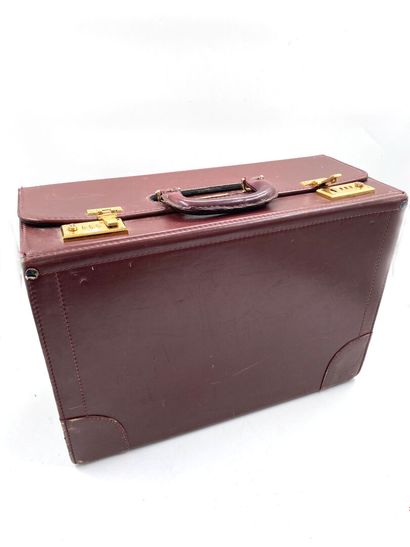 null Must of CARTIER

Hand suitcase in burgundy leather. 

(Condition of use)