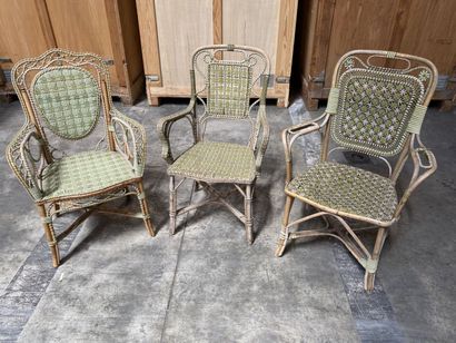 null Ensemble de trois fauteuils de jardin dépareillés en bois et osier tressé polychrome....