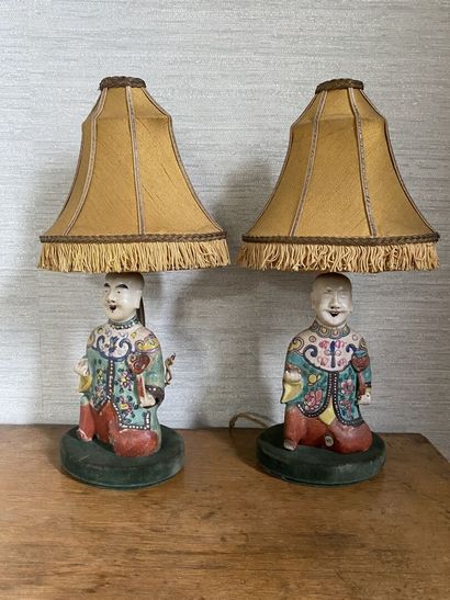 null PAIRE DE LAMPES de table à décor de chinois en porcelaine. 

Haut. totale 36...