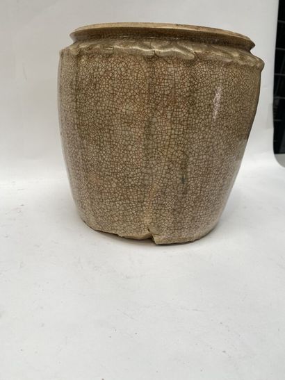 null VIETNAM

Beige glazed stoneware covered jar with crackled decoration and petals...