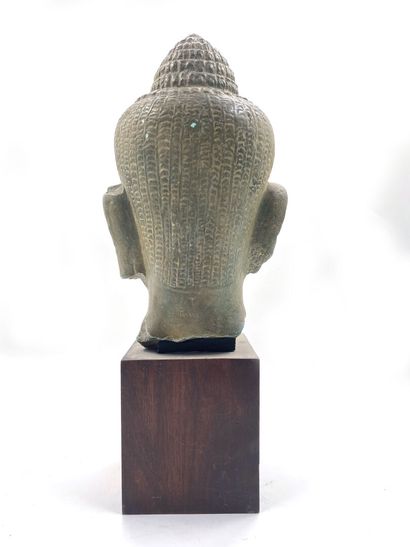 null Reproduction en plâtre patiné d'une tête Khmer de bouddha. 

XXe siècle 

Haut....