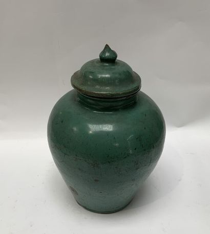 null CHINA, 19th century 

Covered jar in celadon glazed stoneware. 

Height : 29...