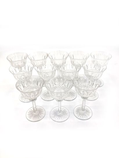 null Partie de service de verres en cristal comprenant douze verres à pieds.