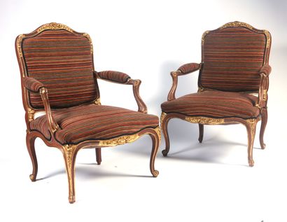 null PAIRE DE FAUTEUILS à la reine en bois naturel mouluré, sculpté et doré à décor...