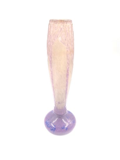 null Charles SCHNEIDER (1881-1953)

Vase on pedestal in glass with palm trees decoration...