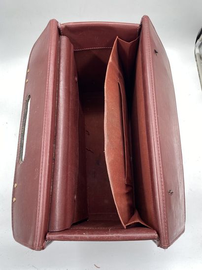 null Must of CARTIER

Hand suitcase in burgundy leather. 

(Condition of use)