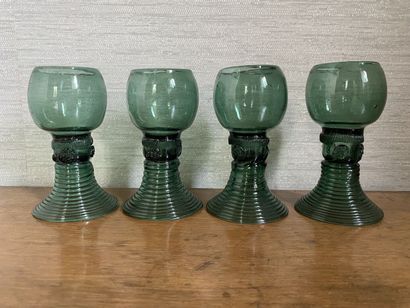 null Ensemble de neuf verres à vin du Rhin dit Römer en verre soufflé teinté vert,...