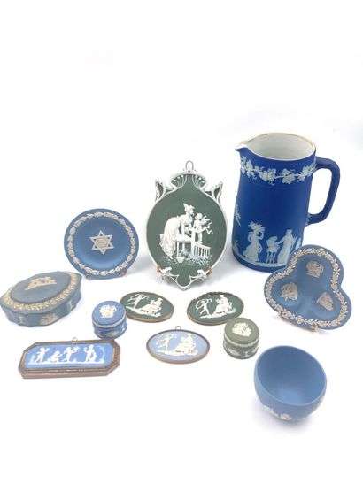 null Small batch of medallions, plates, bowl and pitcher in Wedgwood