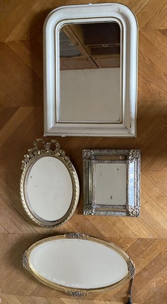 null ENSEMBLE DE QUATRE MIROIRS, l'un en bois laqué blanc (72 x 53 cm), miroir en...