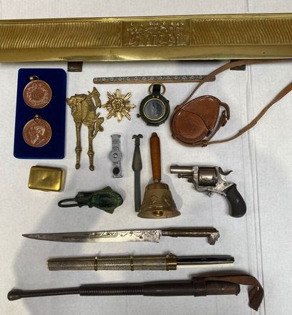 null ENSEMBLE d'objets de vitrine comprenant des médailles, un pistolet, un couteaux...