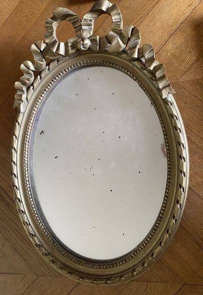 null ENSEMBLE DE QUATRE MIROIRS, l'un en bois laqué blanc (72 x 53 cm), miroir en...