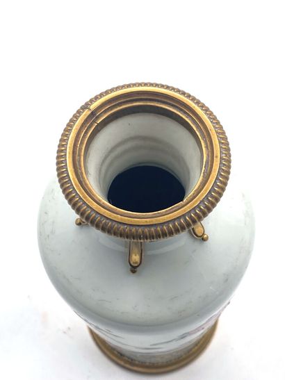 null CHINE, XIXème siècle

Vase de forme balustre en porcelaine à décor des émaux...