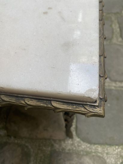 null TABLE basse rectangulaire, en bronze ciselé et doré, le plateau en marbre gris,...