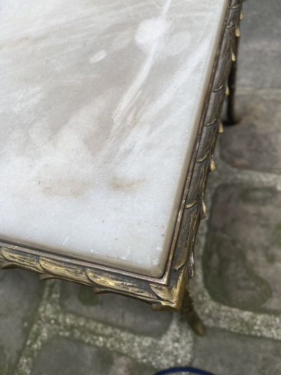 null TABLE basse rectangulaire, en bronze ciselé et doré, le plateau en marbre gris,...