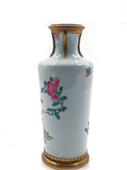 null CHINE, XIXème siècle

Vase de forme balustre en porcelaine à décor des émaux...