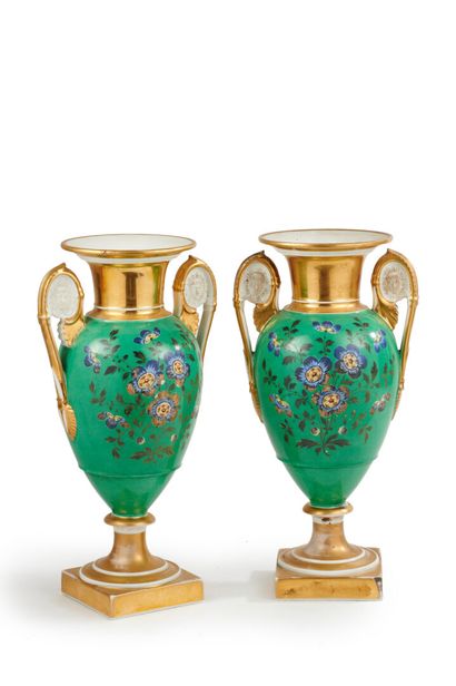 null PARIS 

Paire de vases balustres sur piédouche en porcelaine, ornées de deux...