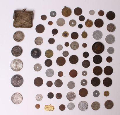 null *ENSEMBLE de pièces et médailles, dont cinq pièces en argent : 50 francs 1977,...