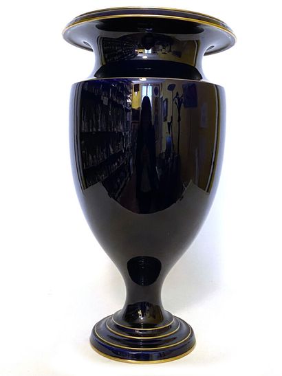 null SEVRES

Vase en porcelaine nommés vase de Mycène à fond marbré bleu, filets...