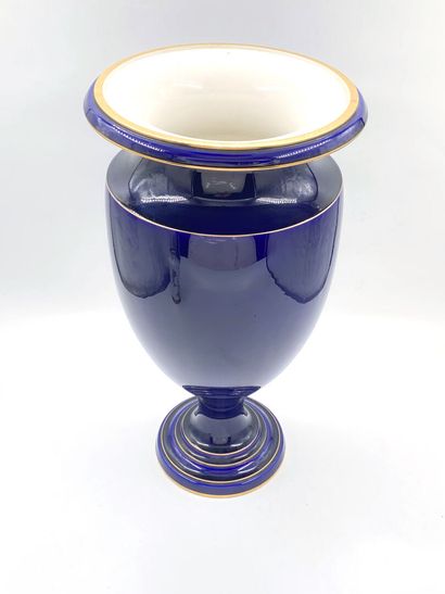 null SEVRES

Vase en porcelaine nommés vase de Mycène à fond marbré bleu, filets...