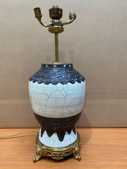 null CHINE, Nankin

Vase en céramique émaillée à fond blanc craquelé. Monture en...