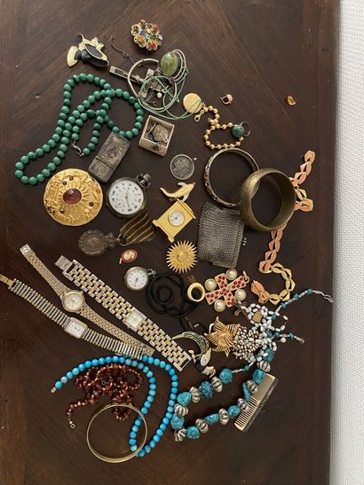 null *ENSEMBLE de bijoux fantaisie et montres, comprenant colliers, bracelets, broches,...