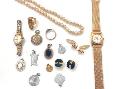 null *ENSEMBLE en métal argenté et doré comprenant deux colliers de perles, une montre,...