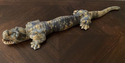 null *SUJET en céramique émaillée figurant un reptile. 

Long. 57 cm