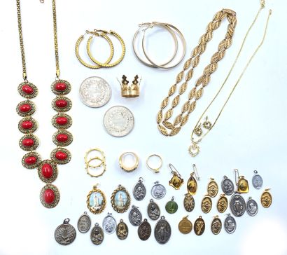 null *ENSEMBLE de bijoux fantaisie en métal comprenant bagues, colliers, médailles...