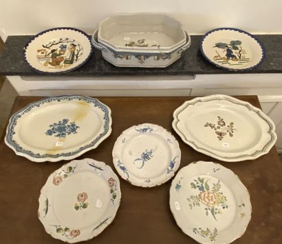 null EST and others 

Set of earthenware plates and dishes with polychrome decoration...