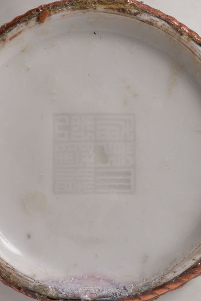 null CHINE

Vase en porcelaine céladon de forme HU à décor incisé sous couverte de...