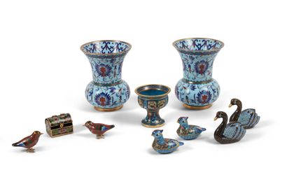 null CHINE

Ensemble en bronze cloisonné comprenant deux vases balustre (Haut. 13...