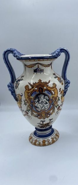 null GIEN

Un vase amphore à deux anses en faïence émaillée polychrome à décor Renaissance...
