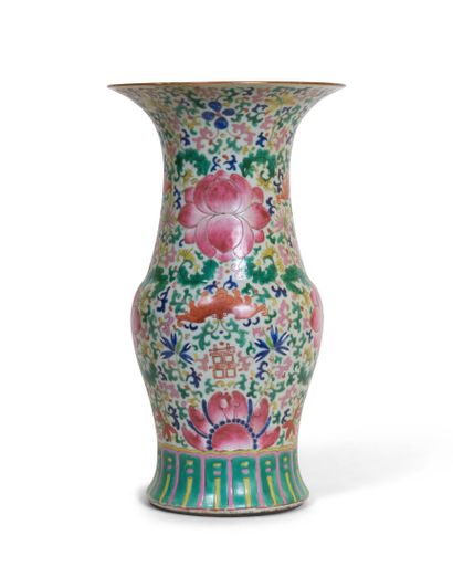 null CHINE, XIXe siècle 

Vase balustre à col évasé en porcelaine à décor polychrome...