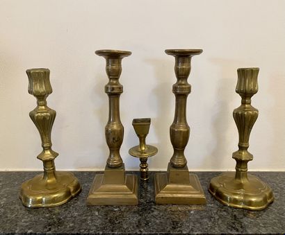 null SET of two pairs of candlesticks in brass or bronze.

Height : 22,5 and 25 cm....