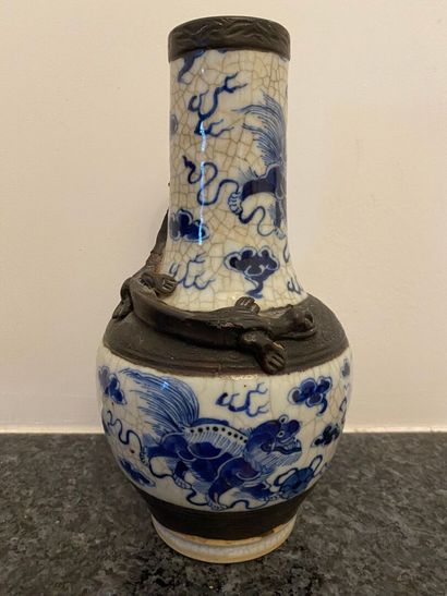 null CHINE, Nankin

Vase de forme balustre en porcelaine à décor en camaïeu leu de...