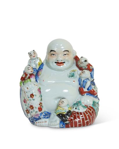 null CHINE, XXe siècle 

Statuette en porcelaine figurant un boudha assis et cinq...