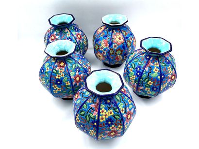 null LONGWY France

Suite de cinq vases de forme boule à pans coupés en faïence à...