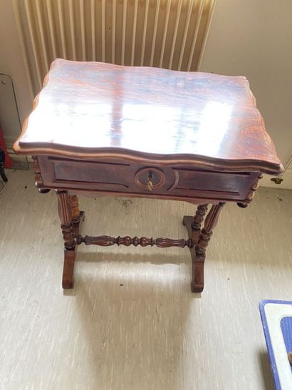 null SET OF SMALL FURNITURE including : 

- Chiffonnier in burr walnut veneer. Height:...