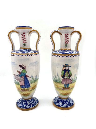 null QUIMPER (HB)

Paire de vases amphore à deux anses en faïence émaillée à décor...