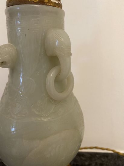 null CHINE, XXe siècle

Vase de forme balustre monté en lampe en pierre dure céladon...