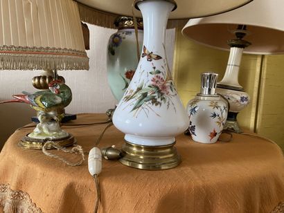 null ENSEMBLE DE LAMPES de table en porcelaine, bois doré, opaline, etc.