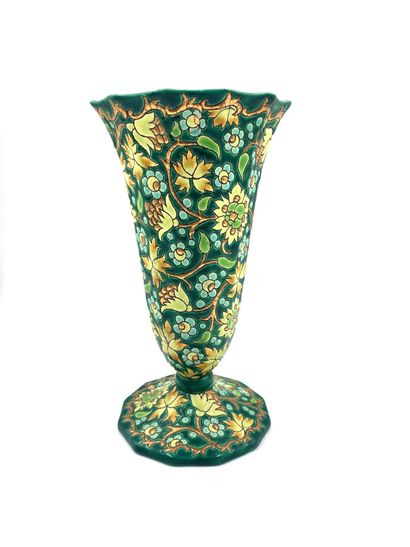null LONGWY

Vase cornet sur piédouche en faïence à décor en émaux cloisonnés dans...