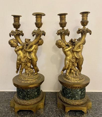 null PAIRE DE CANDELABRES à deux bras de lumière en bronze ciselé et doré figurant...