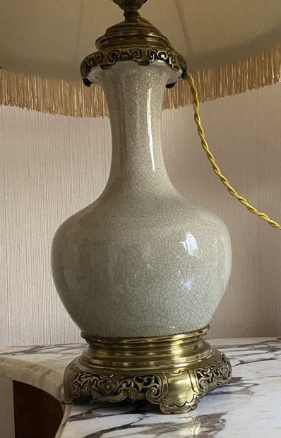 null CHINE, XIXe siècle 

Vase balustre en porcelaine céladon, monté en lampe. 

Haut....