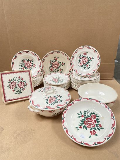 null LONGWY

Part of service in fine earthenware with decoration of bunches of roses...