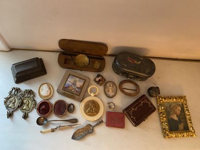 null Lot d'objets de vitrine comprenant miniatures, boîtes, cadres, balance, boites...