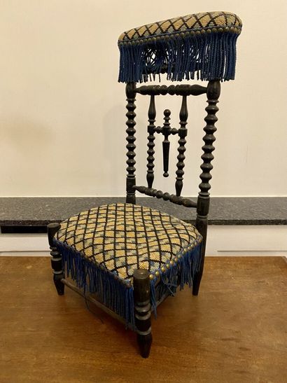 null Blackened molded wood prie-dieu chair, fringe trim. 

19th century 

62 x 30...