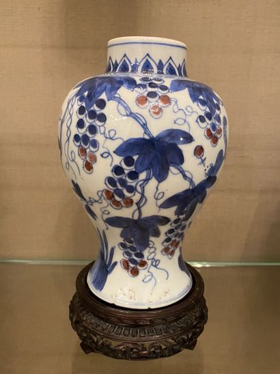 null CHINE, XIXe siècle

Vase de forme balustre en porcelaine blanche à décor en...