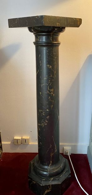 null SELETTE in the form of column in black and gold marble, the tray with square...