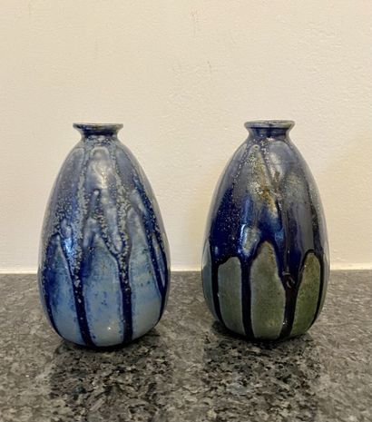 null DEUX vases formant pendants de forme ovoïde en grès à décor émaillé en bleu...